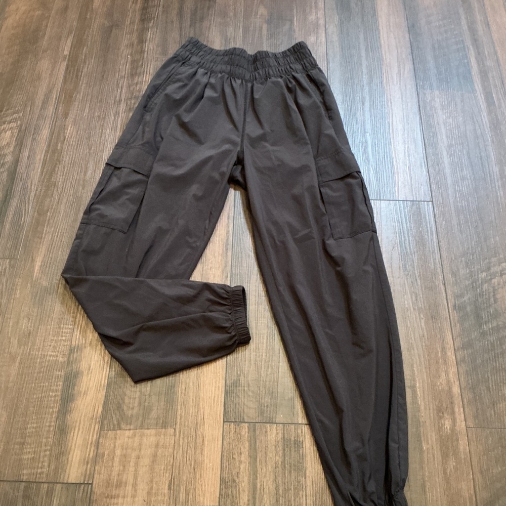 Vuori VW4056 Performance Cargo Jogger Pants Black Smocked Waist XS Athleisure